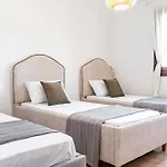 Emma 2br, 2 Bath & Balcony Appartement