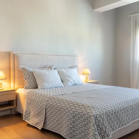 Emma 2br, 2 Bath & Balcony * Tiran