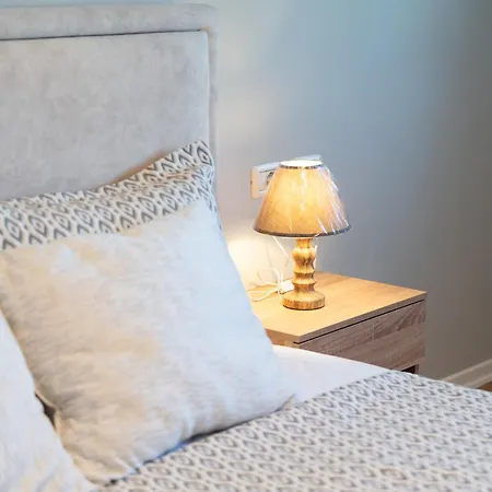 Emma 2br, 2 Bath & Balcony *