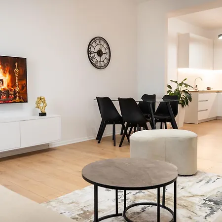 Emma 2br, 2 Bath & Balcony * Tiran