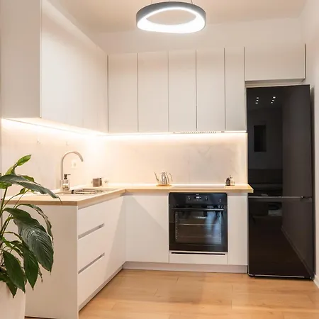 Daire Emma 2br, 2 Bath & Balcony Tiran