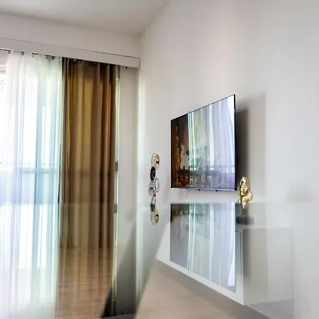 Daire Emma 2br, 2 Bath & Balcony