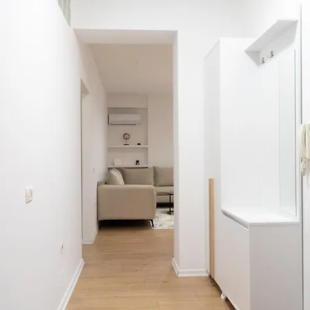 Daire Emma 2br, 2 Bath & Balcony