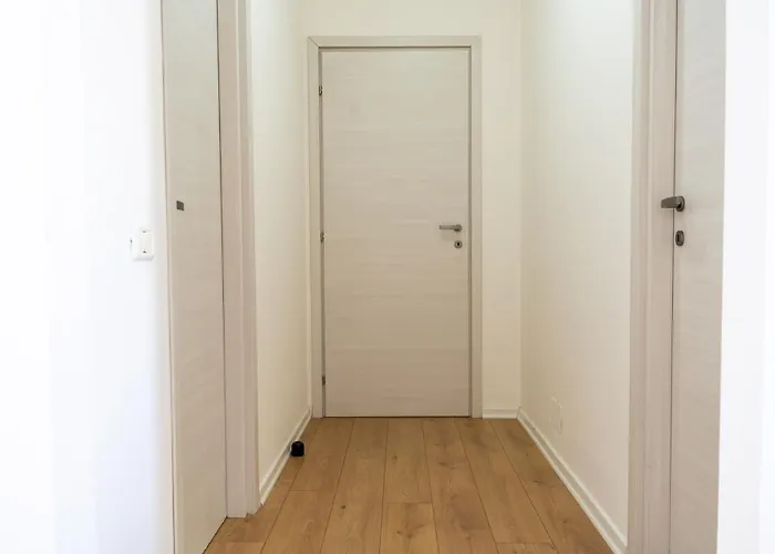 Emma 2br, 2 Bath & Balcony * Tirana