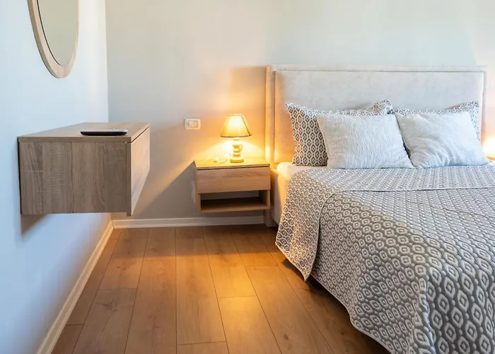 Emma 2br, 2 Bath & Balcony Lägenhet