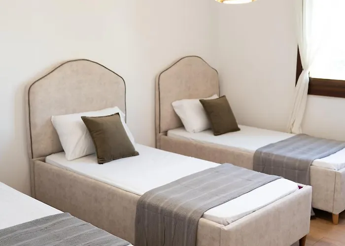 Emma 2br, 2 Bath & Balcony * Tirana