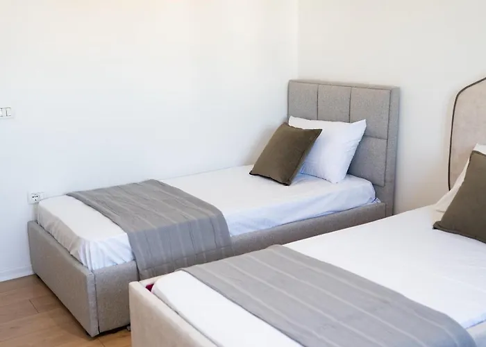 Emma 2br, 2 Bath & Balcony Tirana